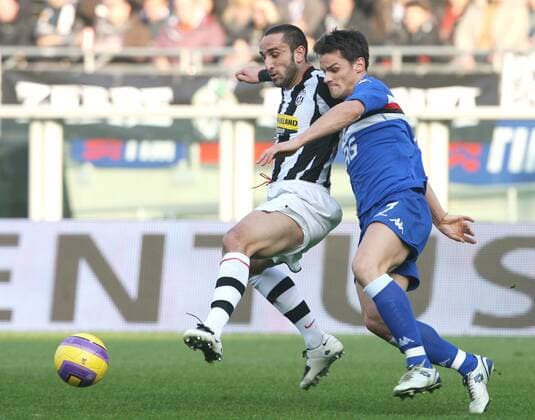 Cristian Molinaro (Juventus Turin, li.) gegen Christian Maggio (Sampdoria Genua) - Fußball Herren Serie A 2007 2008, 1. Italienische Liga, Juventus Turin - Sampdoria Genua 0:0, Juve Gruppe Turin Dynamik, Kampf, Fußball Herren Serie A 2007 2008, 1. Italienische Liga, Juventus Turin - Sampdoria Genua 0:0, Juve Gruppe Turin Dynamik, Kampf,