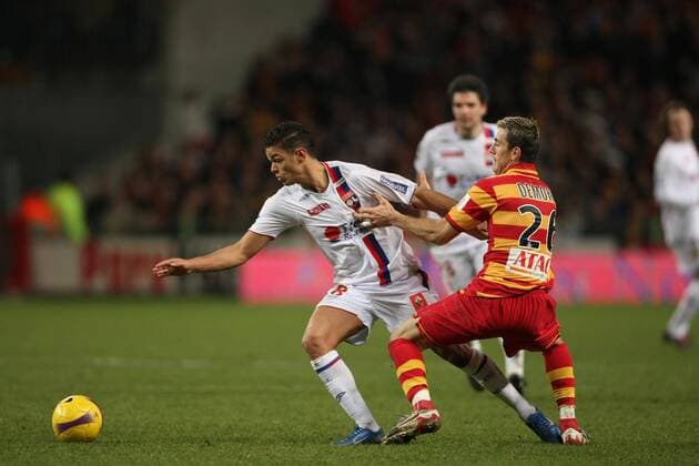 Hatem Ben Arfa (Lyon, li.) gegen Yohan Demont (Lens) -  Fußball Herren Ligue 1 2007 2008, 1. Französische Liga, Racing Club de Lens - Olympique Lyonnais 3:0, OL; RC Gruppe Lens Dynamik, Fußball Herren Ligue 1 2007 2008, 1. Französische Liga, Racing Club de Lens - Olympique Lyonnais 3:0, OL; RC Gruppe Lens Dynamik,