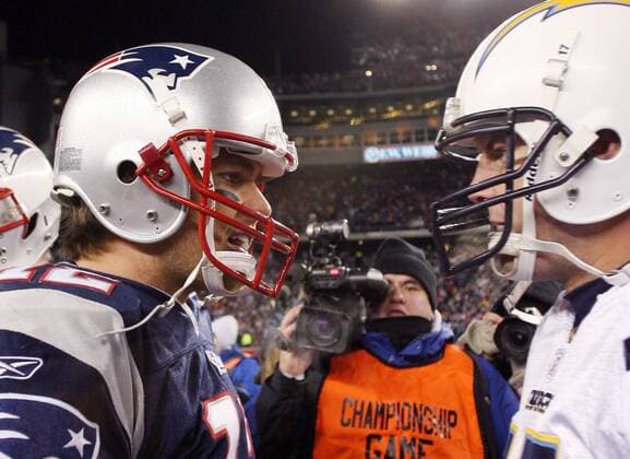 Die Quarterbackkollegen Tom Brady (New England Patriots, li.) und Philip Rivers (San Diego Chargers) im Gespräch -  (bos20080120121) American Football Herren NFL Conference Championships 2007 2008, AFC, Championship, Playoffs Playoff Play Offs Off Halbfinale Gruppe Foxboro American Football Herren NFL Conference Championships 2007 2008, AFC, Championship, Playoffs Playoff Play Offs Off Halbfinale Gruppe Foxboro