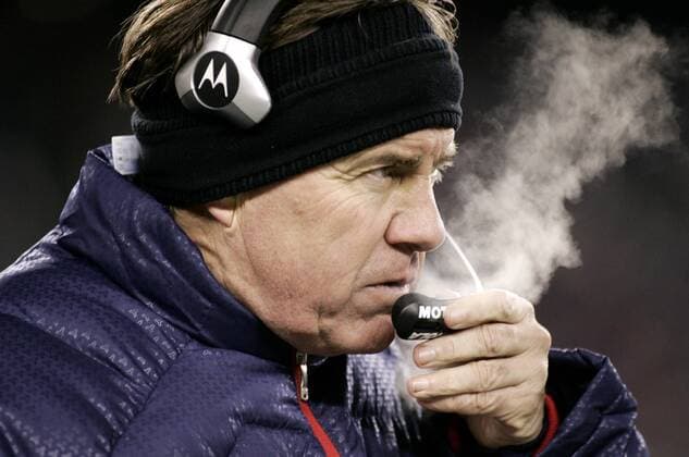 Trainer Bill Belichick (New England Patriots) gibt über sein Mikrofon Anweisungen -  (bos200801200014) American Football Herren NFL Conference Championships 2007 2008, AFC, Championship, Playoffs Playoff Play Offs Off Halbfinale Porträt Foxboro American Football Herren NFL Conference Championships 2007 2008, AFC, Championship, Playoffs Playoff Play Offs Off Halbfinale Porträt Foxboro