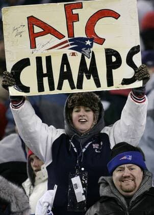Weiblicher Fan der New England Patriots präsentiert ein Plakat mit dem Schriftzug: AFC Champs -  (bos20080120019) American Football Herren NFL Conference Championships 2007 2008, AFC, Championship, Playoffs Playoff Play Offs Off Halbfinale Gruppe Foxboro American Football Herren NFL Conference Championships 2007 2008, AFC, Championship, Playoffs Playoff Play Offs Off Halbfinale Gruppe Foxboro