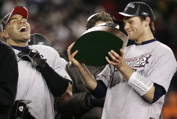 Tom Brady (re.) und Junior Seau (beide New England Patriots) mit der Lamar Hunt Trophy für den Gewinn der AFC Conference 2007 2008 -  (bos20080120011) American Football Herren NFL Conference Championships 2007 2008, AFC, Championship, Playoffs Playoff Play Offs Off Halbfinale Gruppe Foxboro American Football Herren NFL Conference Championships 2007 2008, AFC, Championship, Playoffs Playoff Play Offs Off Halbfinale Gruppe Foxboro