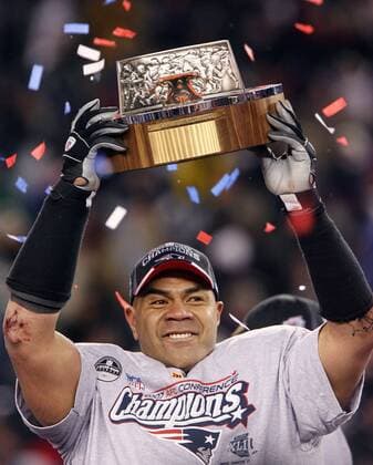 Junior Seau (New England Patriots) präsentiert stolz die Lamar Hunt Trophy für den Gewinn der AFC Conference 2007 2008 -  (bos20080120128) American Football Herren NFL Conference Championships 2007 2008, AFC, Championship, Playoffs Playoff Play Offs Off Halbfinale Einzelbild Foxboro American Football Herren NFL Conference Championships 2007 2008, AFC, Championship, Playoffs Playoff Play Offs Off Halbfinale Einzelbild Foxboro