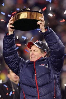 Trainer Bill Belichick (New England Patriots) präsentiert stolz die Lamar Hunt Trophy für den Gewinn der AFC Conference 2007 2008 -  (bos20080120116) American Football Herren NFL Conference Championships 2007 2008, AFC, Championship, Playoffs Playoff Play Offs Off Halbfinale Einzelbild Foxboro American Football Herren NFL Conference Championships 2007 2008, AFC, Championship, Playoffs Playoff Play Offs Off Halbfinale Einzelbild Foxboro