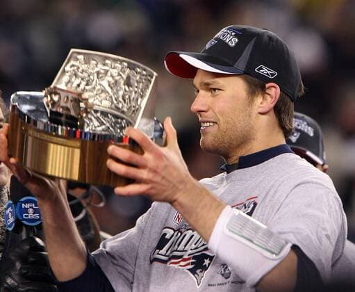 Tom Brady (New England Patriots) präsentiert stolz die Lamar Hunt Trophy für den Gewinn der AFC Conference 2007 2008 -  (bos20080120127) American Football Herren NFL Conference Championships 2007 2008, AFC, Championship, Playoffs Playoff Play Offs Off Halbfinale Einzelbild Foxboro American Football Herren NFL Conference Championships 2007 2008, AFC, Championship, Playoffs Playoff Play Offs Off Halbfinale Einzelbild Foxboro