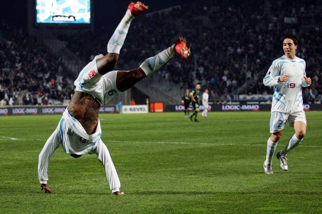 Djibril Cisse - Überschlag bestaunt von Samir Nasri (beide Marseille) -  (pan24080) Fußball Herren Ligue 1 2007 2008, 1. Französische Liga, Olympique de Marseille, OM Gruppe Marseille Freude, Begeisterung, Fußball Herren Ligue 1 2007 2008, 1. Französische Liga, Olympique de Marseille, OM Gruppe Marseille Freude, Begeisterung,