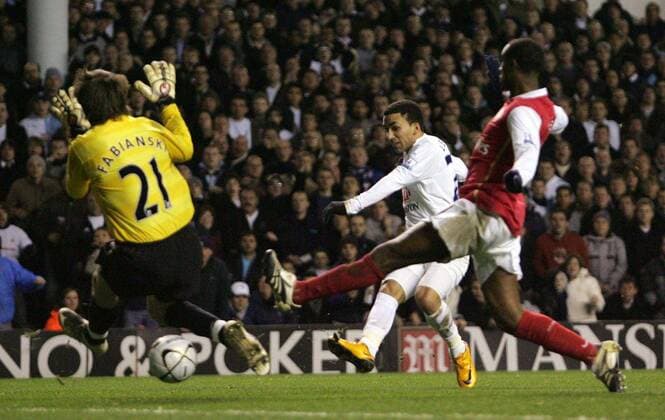 Aaron Lennon (Tottenham Hotspurs, Mitte) trifft gegen Torwart Lukasz Fabianski (Arsenal) - EDITORIAL USE ONLY. No use with unauthorised audio, video, data, fixture lists, club league logos or live services. Online in-match use limited to 120 images, no video emulation. No use in betting, games or single club league player publications. Fußball Herren Carling Cup 2007 2008, League, Ligapokal, englischer Pokal, Halbfinale, Spurs Gruppe London Dynamik, Fußball Herren Carling Cup 2007 2008, League, Ligapokal, englischer Pokal, Halbfinale, Spurs Gruppe London Dynamik,