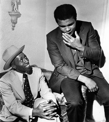 Muhammad Ali (re.) mit dem Politiker Major B. Coxson (beide USA) -  (ARK1973050883) Boxen Herren Boxsport 1973, Profiboxen, Schwergewicht Gruppe Camden Boxen Herren Boxsport 1973, Profiboxen, Schwergewicht Gruppe Camden
