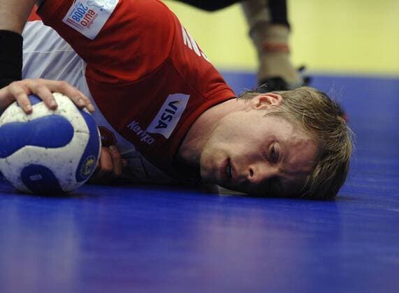Gudjon Valur Sigurdsson (Island) am Boden Handball Länderspiel Herren EM 2008, Nationalmannschaft, Nationaltrikot, Hauptrunde, Gruppe II, Island Einzelbild Trondheim Enttäuschung, Handball Länderspiel Herren EM 2008, Nationalmannschaft, Nationaltrikot, Hauptrunde, Gruppe II, Island Einzelbild Trondheim Enttäuschung,