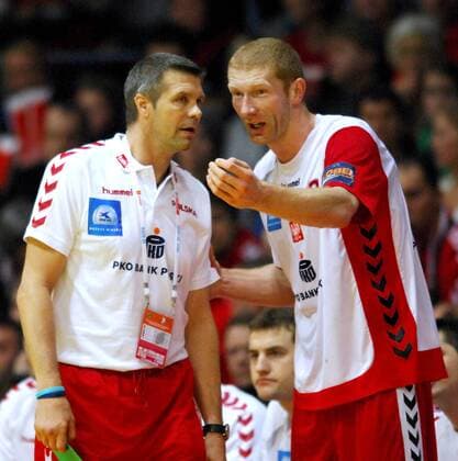 Karol Bielecki (re.) im Gespräch mit Nationaltrainer Bogdan Wenta (beide Polen) Handball Länderspiel Herren EM 2008, Nationalmannschaft, Nationaltrikot, Hauptrunde, Gruppe I, Polen Gruppe Stavanger Handball Länderspiel Herren EM 2008, Nationalmannschaft, Nationaltrikot, Hauptrunde, Gruppe I, Polen Gruppe Stavanger