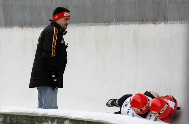 Auch nach seiner aktiven Laufbahn bleibt Georg Hackl (li.) mittendrin im Geschehen, an ihm vorbei fahren Andre Florschütz und Torsten Wustlich (alle Deutschland) Rennrodeln WM Herren Rodeln 2008, Rennschlitten, Rennschlittensport, Training Gruppe 2er, 2 er, Zweier, Doppelsitzer Oberhof Rennrodeln WM Herren Rodeln 2008, Rennschlitten, Rennschlittensport, Training Gruppe 2er, 2 er, Zweier, Doppelsitzer Oberhof
