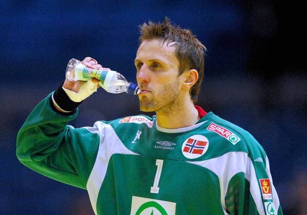 Torwart Steinar Ege (Norwegen) gönnt sich eine Erfrischung Handball Länderspiel Herren EM 2008, Nationalmannschaft, Nationaltrikot, Hauptrunde, Vdig Einzelbild Stavanger Handball Länderspiel Herren EM 2008, Nationalmannschaft, Nationaltrikot, Hauptrunde, Vdig Einzelbild Stavanger