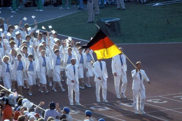Einmarsch deutsche Delegation (BRD) mit Fahnenträger Willi Kuhweide während der Eröffnungsfeier der Olympischen Sommerspiele 1984 OS Sommer Herren Olympische Sommerspiele 1984, Spiele, Feier, Eröffnung, Eröffnungsfeier o0 Zeremonie Totale Los Angeles OS Sommer Herren Olympische Sommerspiele 1984, Spiele, Feier, Eröffnung, Eröffnungsfeier o0 Zeremonie Totale Los Angeles