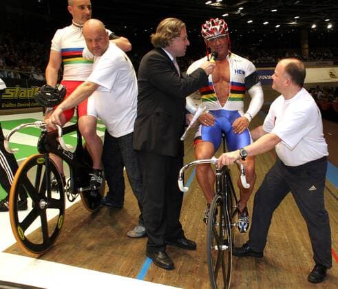 Masters Champion Sprint - Emanuel Raasch (re.) und Eyk Pokorny (beide Deutschland, li.) geben Hallensprecher Christian Stoll ein letztes Statement vor dem Start Radsport Herren Berliner Sechstagerennen 2008, Sechstage, Sechs, Sixdays, six days Rad, Bahn, Halle, Indoor, Bahnrad Gruppe Bahnradsport Berlin Radsport Herren Berliner Sechstagerennen 2008, Sechstage, Sechs, Sixdays, six days Rad, Bahn, Halle, Indoor, Bahnrad Gruppe Bahnradsport Berlin