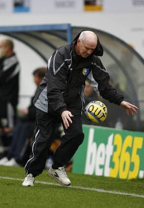 Trainer Billy Dearden entsorgt einen präparierten Ball der Anhänger, welche auf diesem Wege den Rücktritt von Eigentümer Keith Haslam (beide Mansfield Town) fordern - EDITORIAL USE ONLY. No use with unauthorised audio, video, data, fixture lists, club league logos or live services. Online in-match use limited to 120 images, no video emulation. No use in betting, games or single club league player publications. Fußball Herren FA Cup 2007 2008, Englischer Pokal, Pokalspiel, Mansfield Town Football League Two 4. Englische Liga Einzelbild Owner, Inhaber, Teamowner, Teameigentümer Mansfield, Teambesitzer, schießen Wut, Fußball Herren FA Cup 2007 2008, Englischer Pokal, Pokalspiel, Mansfield Town Football League Two 4. Englische Liga Einzelbild Owner, Inhaber, Teamowner, Teameigentümer Mansfield, Teambesitzer, schießen Wut,