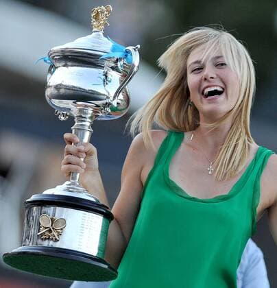 Maria Sharapova (Rußland), Siegerin der Australian Open 2008, präsentiert gut gelaunt ihre Trophäe -  Tennis Damen Australian Open 2008, Grand Slam, WTA Tour, Scharapowa, Scharapova, Sharapowa Einzelbild Melbourne Freude, Begeisterung, Sinnlichkeit, Tennis Damen Australian Open 2008, Grand Slam, WTA Tour, Scharapowa, Scharapova, Sharapowa Einzelbild Melbourne Freude, Begeisterung, Sinnlichkeit,