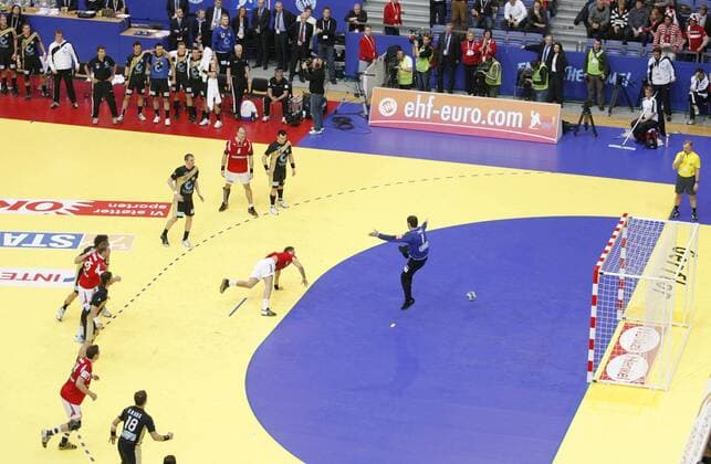 Lars Christiansen (Dänemark) verwandelt den alles entscheidenden Siebenmeter gegen Torwart Henning Fritz (Deutschland) Handball EM Herren EM 2008, Länderspiel, Nationalteam, Nationaltrikot, Dänemark - Deutschland 26:25, Halbfinale Totale Lillehammer Handball EM Herren EM 2008, Länderspiel, Nationalteam, Nationaltrikot, Dänemark - Deutschland 26:25, Halbfinale Totale Lillehammer