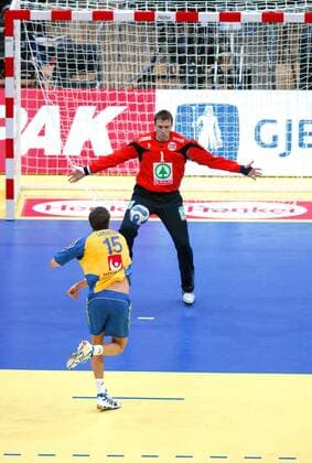 Torwart Steinar Ege (Norwegen, hi.) kann den Siebenmeter von Jonas Larholm (Schweden) abwehren Handball EM Herren EM 2008, Länderspiel, Nationalteam, Nationaltrikot, Spiel um Platz 5, Norwegen - Schweden 34:36 n.V. Gruppe Lillehammer Abwehr, Dynamik, Handball EM Herren EM 2008, Länderspiel, Nationalteam, Nationaltrikot, Spiel um Platz 5, Norwegen - Schweden 34:36 n.V. Gruppe Lillehammer Abwehr, Dynamik,