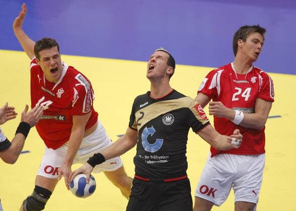 Pascal Hens (Deutschland, Mitte) gegen Michael Knudsen (li.) und Hans Lindberg (beide Dänemark) Handball Länderspiel Herren EM 2008, Nationalmannschaft, Nationaltrikot, Halbfinale, Dänemark - Deutschland 26:25 Gruppe Lillehammer Dynamik, Kampf, Handball Länderspiel Herren EM 2008, Nationalmannschaft, Nationaltrikot, Halbfinale, Dänemark - Deutschland 26:25 Gruppe Lillehammer Dynamik, Kampf,