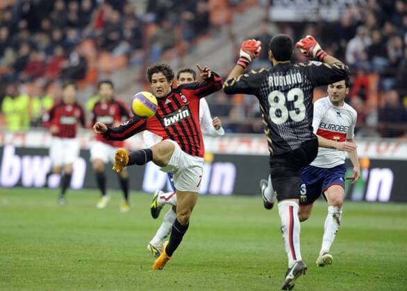 Alexandre Pato (AC Mailand, li.) gegen Torwart Rubinho (FC Genua) -  Fußball Herren Serie A 2007 2008, 1. Italienische Liga, AC Milan - FC Genua 1893 2:0 Gruppe Genoa CFC Mailand Dynamik, Fußball Herren Serie A 2007 2008, 1. Italienische Liga, AC Milan - FC Genua 1893 2:0 Gruppe Genoa CFC Mailand Dynamik,