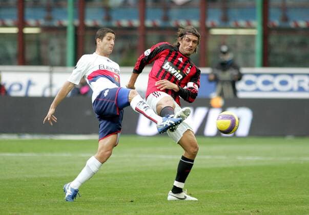Giuseppe Sculli (FC Genua, li.) gegen Paolo Maldini (AC Mailand) - Fußball Herren Serie A 2007 2008, 1. Italienische Liga, AC Mailand - FC Genua 1893 2:0, Milan Gruppe Genoa CFC Mailand Dynamik, Fußball Herren Serie A 2007 2008, 1. Italienische Liga, AC Mailand - FC Genua 1893 2:0, Milan Gruppe Genoa CFC Mailand Dynamik,
