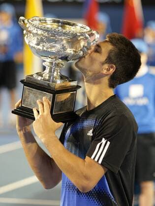 Novak Djokovic (Serbien) küsst stolz die Trophäe für den Gewinn der Australian Open 2008 Tennis Herren Australian Open 2008, Grand Slam, ATP Tour Einzelbild Finale Melbourne Tennis Herren Australian Open 2008, Grand Slam, ATP Tour Einzelbild Finale Melbourne
