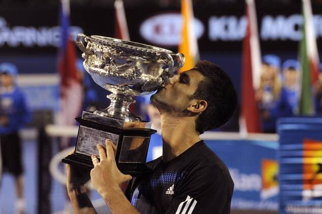 Novak Djokovic (Serbien) küsst stolz die Trophäe für den Gewinn der Australian Open 2008 Tennis Herren Australian Open 2008, Grand Slam, ATP Tour Einzelbild Melbourne Tennis Herren Australian Open 2008, Grand Slam, ATP Tour Einzelbild Melbourne