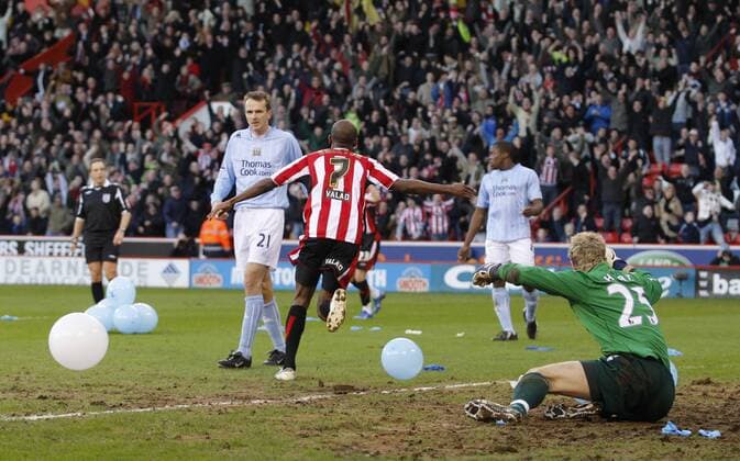 Luton Shelton (Sheffield United, Mitte) jubelt nach seinem Treffer zum 1:0, Torwart Joe Hart (re.) und Dietmar Hamann (beide Manchester City) enttäuscht inmitten der als Wurfgeschosse mißbrauchten Luftballons - EDITORIAL USE ONLY. No use with unauthorised audio, video, data, fixture lists, club league logos or live services. Online in-match use limited to 120 images, no video emulation. No use in betting, games or single club league player publications. Fußball Herren FA Cup 2007 2008, Englischer Pokal, Pokalspiel, Sheffield United FC - Manchester City 2:1 Gruppe Sheffield Fußball Herren FA Cup 2007 2008, Englischer Pokal, Pokalspiel, Sheffield United FC - Manchester City 2:1 Gruppe Sheffield