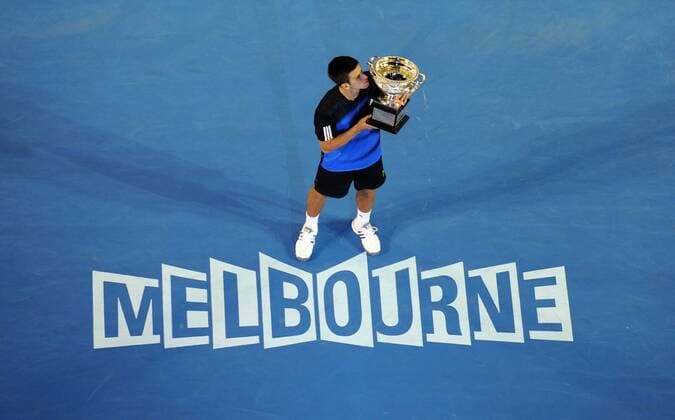 Novak Djokovic (Serbien) präsentiert stolz die Trophäe für den Gewinn der Australian Open 2008 Tennis Herren Australian Open 2008, Grand Slam, ATP Tour Einzelbild Melbourne Tennis Herren Australian Open 2008, Grand Slam, ATP Tour Einzelbild Melbourne