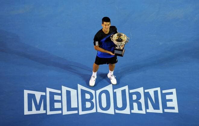 Novak Djokovic (Serbien) präsentiert stolz die Trophäe für den Gewinn der Australian Open 2008 Tennis Herren Australian Open 2008, Grand Slam, ATP Tour Einzelbild Melbourne Tennis Herren Australian Open 2008, Grand Slam, ATP Tour Einzelbild Melbourne