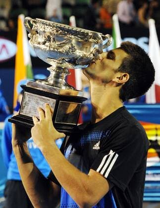 Novak Djokovic (Serbien) küsst stolz die Trophäe für den Gewinn der Australian Open 2008 Tennis Herren Australian Open 2008, Grand Slam, ATP Tour Einzelbild Melbourne Tennis Herren Australian Open 2008, Grand Slam, ATP Tour Einzelbild Melbourne