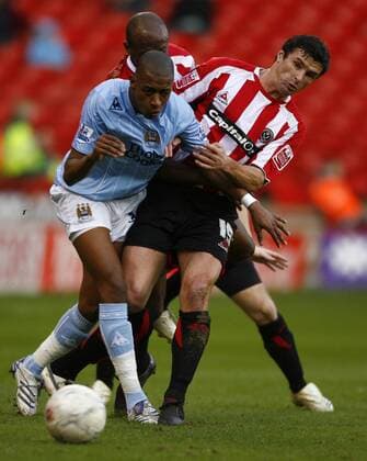 Gelson Fernandes (Manchester City, li.) gegen Gary Speed (Sheffield United) - EDITORIAL USE ONLY. No use with unauthorised audio, video, data, fixture lists, club league logos or live services. Online in-match use limited to 120 images, no video emulation. No use in betting, games or single club league player publications. Fußball Herren FA Cup 2007 2008, Englischer Pokal, Pokalspiel, Sheffield United FC - Manchester City 2:1 Gruppe Sheffield Dynamik, Fußball Herren FA Cup 2007 2008, Englischer Pokal, Pokalspiel, Sheffield United FC - Manchester City 2:1 Gruppe Sheffield Dynamik,