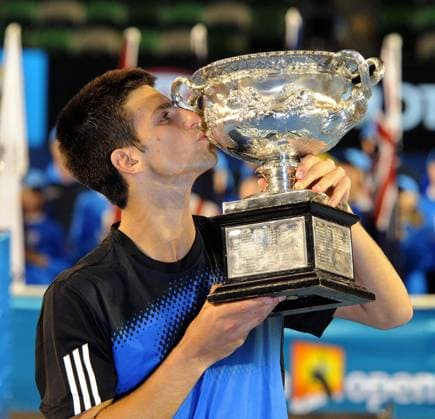 Novak Djokovic (Serbien) küsst stolz die Trophäe für den Gewinn der Australian Open 2008 Tennis Herren Australian Open 2008, Grand Slam, ATP Tour Einzelbild Melbourne Tennis Herren Australian Open 2008, Grand Slam, ATP Tour Einzelbild Melbourne