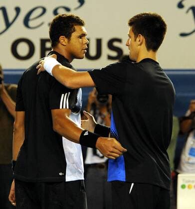 Der Zweitplatziert Jo Wilfried Tsonga (Frankreich, li.) gratuliert Novak Djokovic (Serbien) zum Gewinn der Australian Open 2008 Tennis Herren Australian Open 2008, Grand Slam, ATP Tour Gruppe Melbourne Kameradschaft, Tennis Herren Australian Open 2008, Grand Slam, ATP Tour Gruppe Melbourne Kameradschaft,
