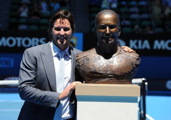 Patrick Rafter (Australien) mit einer Büste seiner selbst, die in der National Hall of Fame ausgestellt werden soll Tennis Herren Australian Open 2008, Grand Slam, ATP Tour Einzelbild Melbourne Tennis Herren Australian Open 2008, Grand Slam, ATP Tour Einzelbild Melbourne