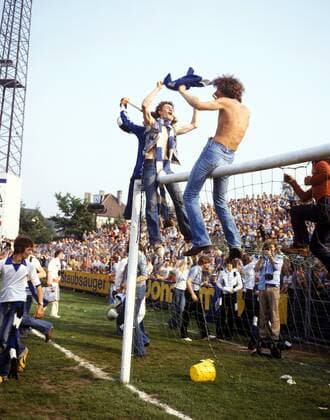 Fußball, Hamburger SV, Deutscher Meister 1979 Deutscher Meister HSV - die Gästefans feiern ausgelassen auf der Querlatte sitzend Fußball 1. BL Herren DEUTSCHSPRACHIGE SPORTZEITSCHRIFTEN UND -ZEITUNGEN NUR NACH RÜCKSPRACHE, Saison 1978 1979 Totale Bielefelder Alm, Almstadion o0 Emotionen Bielefeld o0 Zeitgeist 70er 70 er Siebziger Jahre Freude, Begeisterung, Fußball 1. BL Herren DEUTSCHSPRACHIGE SPORTZEITSCHRIFTEN UND -ZEITUNGEN NUR NACH RÜCKSPRACHE, Saison 1978 1979 Totale Bielefelder Alm, Almstadion o0 Emotionen Bielefeld o0 Zeitgeist 70er 70 er Siebziger Jahre Freude, Begeisterung,