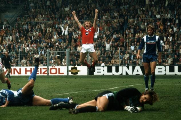 Horst Hrubesch (HSV, Mitte) jubelt, daneben Lothar Woelk (re.) und Torwart Reinhard Mager (beide Bochum) am Boden Fußball 1. BL Herren DEUTSCHSPRACHIGE SPORTZEITSCHRIFTEN UND -ZEITUNGEN NUR NACH RÜCKSPRACHE, Saison 1979 1980 Totale Aufmacher Bochum Freude, Begeisterung, Fußball 1. BL Herren DEUTSCHSPRACHIGE SPORTZEITSCHRIFTEN UND -ZEITUNGEN NUR NACH RÜCKSPRACHE, Saison 1979 1980 Totale Aufmacher Bochum Freude, Begeisterung,