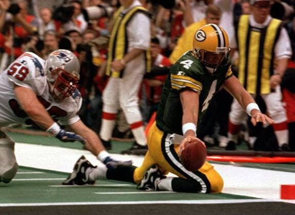Brett Favre (Green Bay Packers, re.) gegen Tod Collins (New England Patriots) -  (NOP97012606) American Football Herren NFL, o0 1996 1997, 31. Super Bowl XXXI, Finale Gruppe American Football Herren NFL, o0 1996 1997, 31. Super Bowl XXXI, Finale Gruppe
