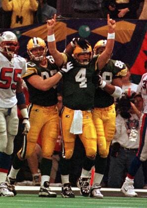 Brett Favre (Green Bay Packers, Mitte) jubelt -  (NOP97012607) American Football Herren NFL, o0 1996 1997, 31. Super Bowl XXXI, Finale Gruppe Freude American Football Herren NFL, o0 1996 1997, 31. Super Bowl XXXI, Finale Gruppe Freude
