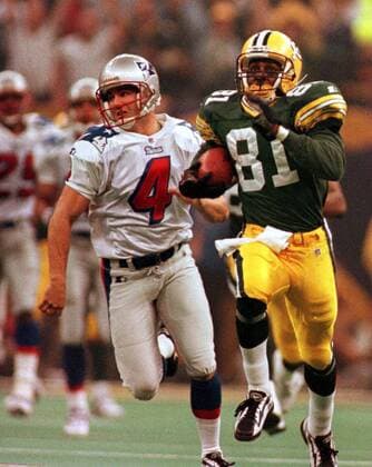 Desmond Howard (Green Bay Packers, re.) auf dem Weg zu seinem 99 Yard Kickoff Return, li. Adam Vinatieri (New England Patriots) -  (NOP97012608) American Football Herren NFL, o0 1996 1997, 31. Super Bowl XXXI, Finale Gruppe American Football Herren NFL, o0 1996 1997, 31. Super Bowl XXXI, Finale Gruppe