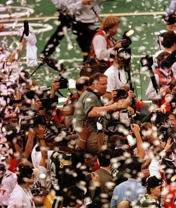 Trainer Mike Holmgren (Green Bay Packers, Mitte) lässt sich als Superbowlsieger 1997 feiern -  (NOP97012611) American Football Herren NFL, o0 1996 1997, 31. Super Bowl XXXI, Finale Totale American Football Herren NFL, o0 1996 1997, 31. Super Bowl XXXI, Finale Totale
