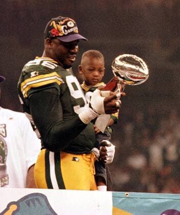 Superbowlsieger Sean Jones (Green Bay Packers) zeigt seinem Sohn Dylan Sinclair die Vince Lombardi Trophy -  (NOP97012614) American Football Herren NFL, o0 1996 1997, 31. Super Bowl XXXI, Finale Gruppe American Football Herren NFL, o0 1996 1997, 31. Super Bowl XXXI, Finale Gruppe