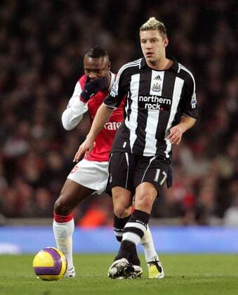 Alan Smith (Newcastle, re.) gegen William Gallas (Arsenal) - EDITORIAL USE ONLY. No use with unauthorised audio, video, data, fixture lists, club league logos or live services. Online in-match use limited to 120 images, no video emulation. No use in betting, games or single club league player publications. Fußball Herren English Premier League 2007 2008, 1. Englische Liga, Arsenal Fc London - Newcastle United Gruppe London Fußball Herren English Premier League 2007 2008, 1. Englische Liga, Arsenal Fc London - Newcastle United Gruppe London