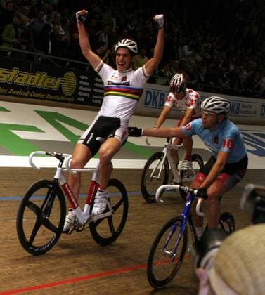 Franco Marvulli (Schweiz, li.) gewinnt das Berliner Sechstagerennen 2008, daneben: Alex Rasmussen (Dänemark) Radsport Herren Sechstagerennen 2008 Sechstage Sechs Sixdays six days Rad bahn Halle Indoor Bahnrad Bahnradsport Gruppe Berlin Freude, Radsport Herren Sechstagerennen 2008 Sechstage Sechs Sixdays six days Rad bahn Halle Indoor Bahnrad Bahnradsport Gruppe Berlin Freude,