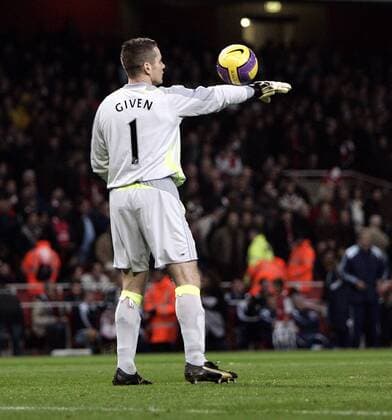 Torwart Shay Given (Newcastle) balanciert den Ball auf seinem Arm aus -  Fußball Herren English Premier League 2007 2008, 1. Englische Liga, Newcastle United Einzelbild London Langeweile, Fußball Herren English Premier League 2007 2008, 1. Englische Liga, Newcastle United Einzelbild London Langeweile,