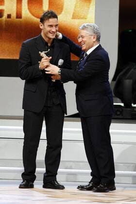 Lega Calcio Präsident Antonio Matarrese (re.) zeichnet Francesco Totti (AS Rom beide Italien) während des Oscar del Calcio 2008 als besten italienischen Spieler der Serie A 2007 aus -  Fußball Herren Oscar del Calcio 2008, Ehrung, Auszeichnung, Gala, Sportgala, Spielerehrung, Vdig Gruppe Funktionär, Verbandsführung, Verband, Vorstand Mailand Ligaverband, Ligapräsident Fußball Herren Oscar del Calcio 2008, Ehrung, Auszeichnung, Gala, Sportgala, Spielerehrung, Vdig Gruppe Funktionär, Verbandsführung, Verband, Vorstand Mailand Ligaverband, Ligapräsident