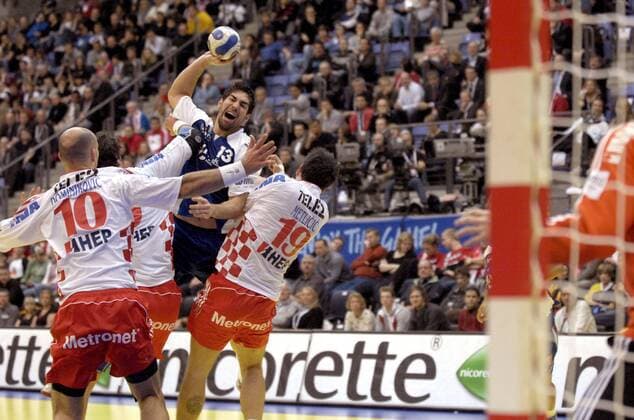 Nikola Karabatic (Frankreich, Mitte) im Duell - (pan24214) Handball Länderspiel Herren EM 2008, Nationalmannschaft, Nationaltrikot, Halbfinale, Frankreich - Kroatien 23:24 Gruppe Lillehammer Dynamik, Kampf, Handball Länderspiel Herren EM 2008, Nationalmannschaft, Nationaltrikot, Halbfinale, Frankreich - Kroatien 23:24 Gruppe Lillehammer Dynamik, Kampf,