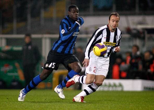 Alessandro Birindelli (Juventus Turin, re.) gegen Mario Barwuah Balotelli (Inter Mailand) -  Fußball Herren Coppa Italia 2007 2008, Italienischer Pokal, Pokalspiel, Juve Gruppe Turin Dynamik, Fußball Herren Coppa Italia 2007 2008, Italienischer Pokal, Pokalspiel, Juve Gruppe Turin Dynamik,