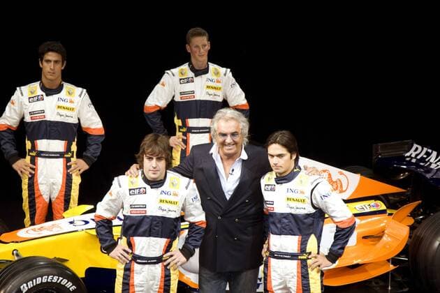 Vorstellung des neuen Renault R28 Boliden, vorn, v.li.: Fernando Alonso (Spanien), Teamchef Flavio Briatore (Italien) und Nelson Piquet Jr.; hi.v.li. die Testfahrer Lucas Di Grassi (beide Brasilien) und Romain Grosjean (Frankreich) -  Motorsport WM Herren Vorschau Formel 1 Weltmeisterschaft 2008, F1, F, Teamvorstellung, Teampräsentation, Vorstellung Gruppe Paris Motorsport WM Herren Vorschau Formel 1 Weltmeisterschaft 2008, F1, F, Teamvorstellung, Teampräsentation, Vorstellung Gruppe Paris