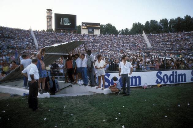 Fußball, Stadiongeschichte Olympique Marseille Ausgang des Spielertunnels im Stade Velodrome, Heimspielstätte von Marseille Fußball Herren DEUTSCHSPRACHIGE SPORTZEITSCHRIFTEN UND -ZEITUNGEN NUR NACH RÜCKSPRACHE, Ligue 1 1986 1987 Totale Stade Velodrome, Spielertunnel Marseille Fußball Herren DEUTSCHSPRACHIGE SPORTZEITSCHRIFTEN UND -ZEITUNGEN NUR NACH RÜCKSPRACHE, Ligue 1 1986 1987 Totale Stade Velodrome, Spielertunnel Marseille